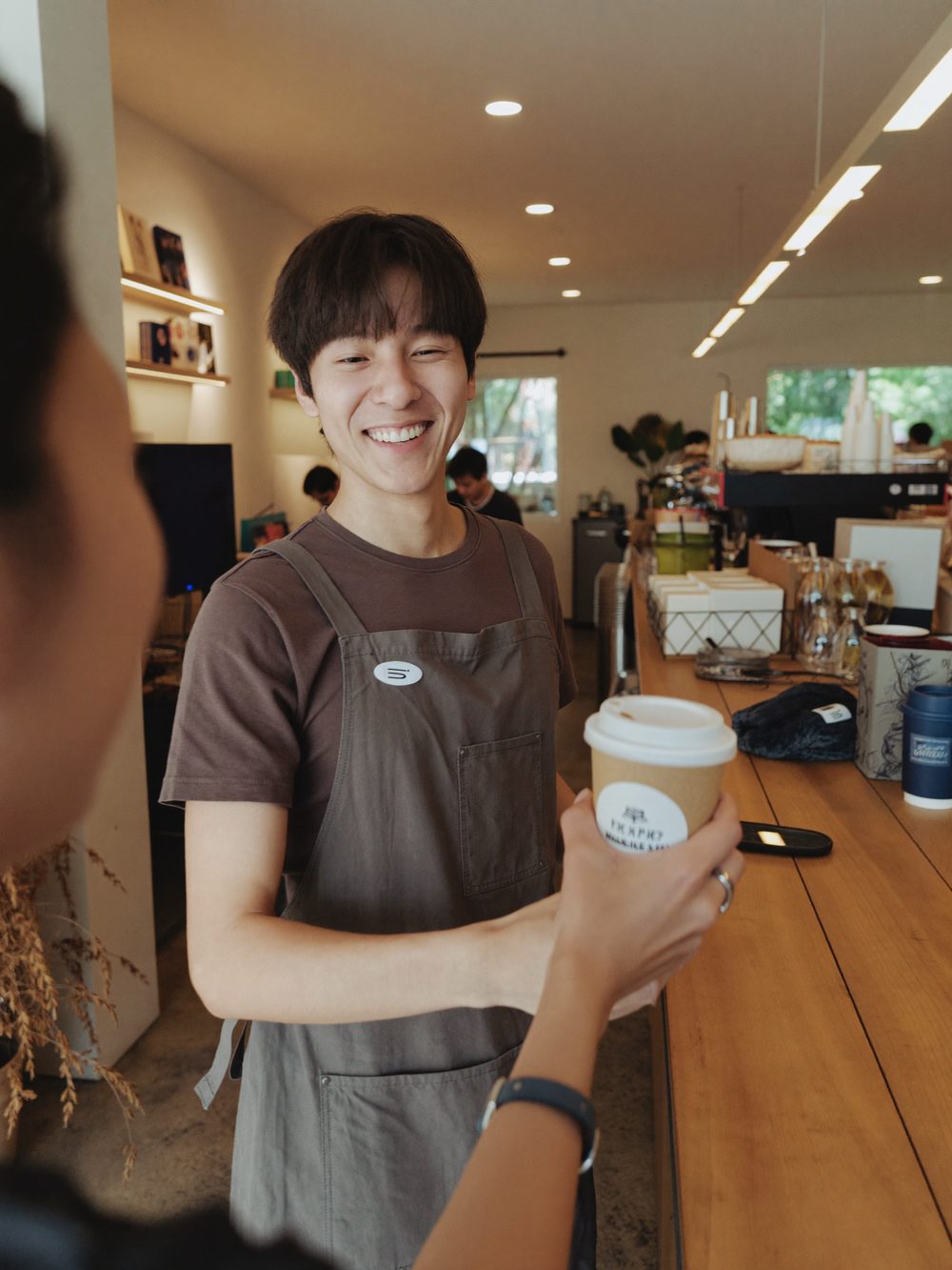 Barista misafire kahve veriyor